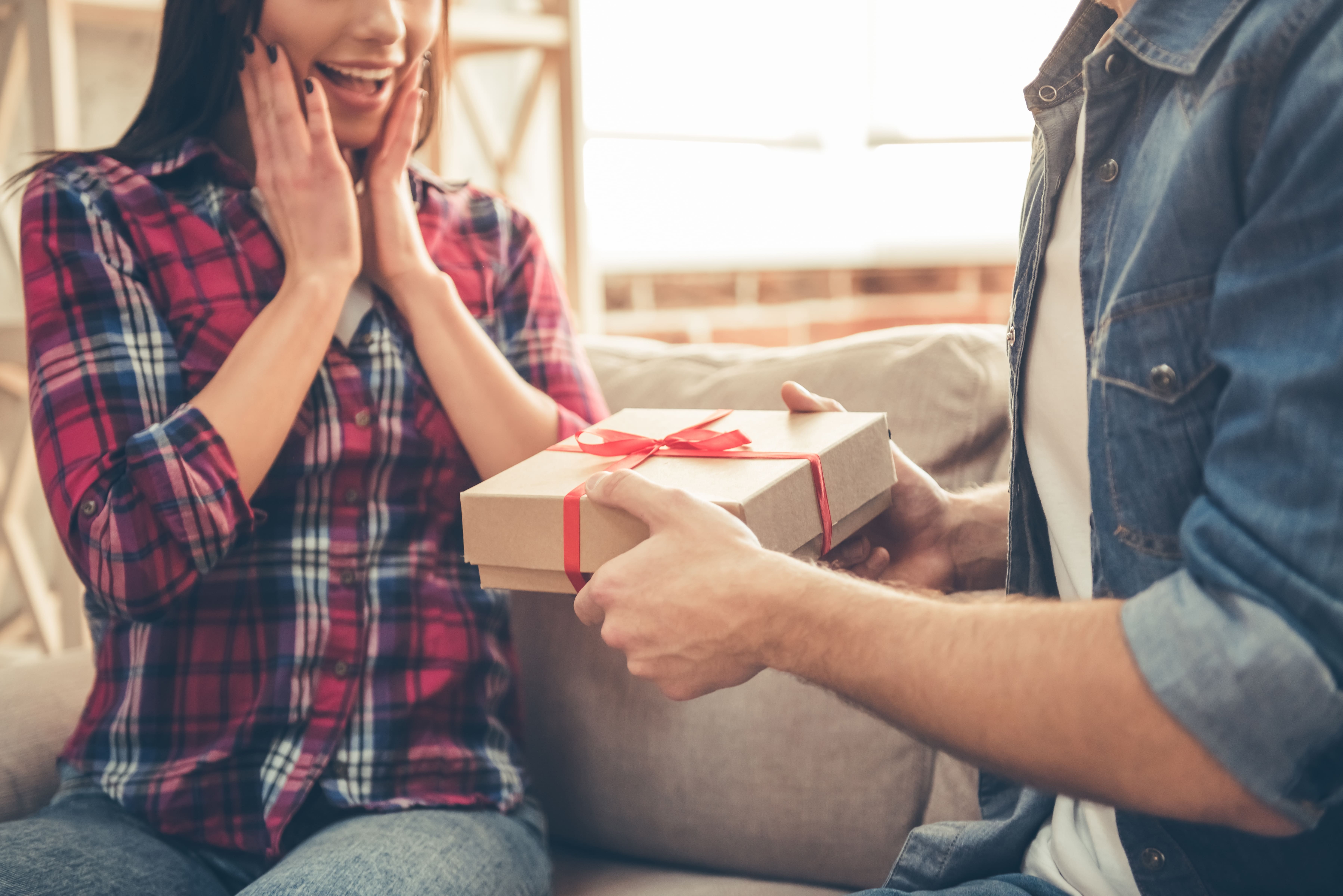 Idee regalo ragazza: 5 regali che lui può fare a lei con un click